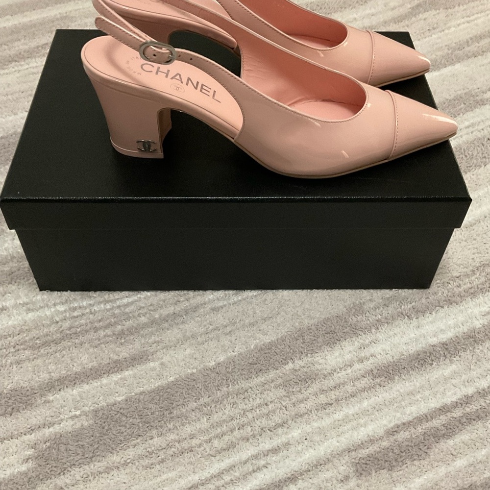 CHANEL
Patent Calfskin Cap Toe CC
Slingback Pumps 38 Light Pink - Picture 5 of 10